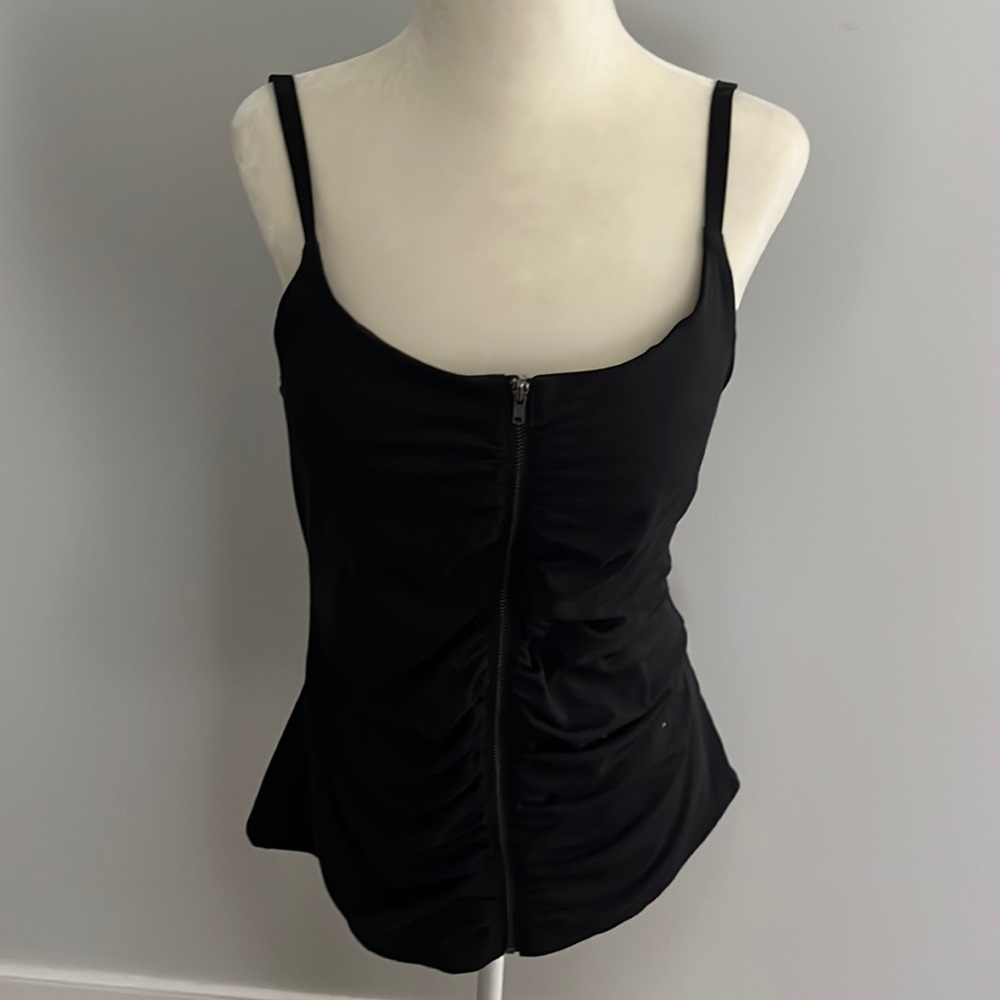 Fabletics tank top with built in bra. Cute and I’m great condition!